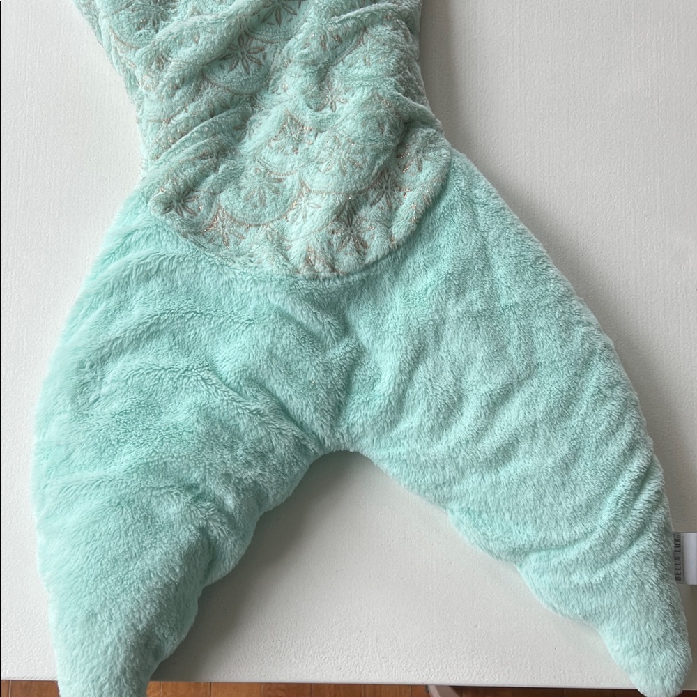 Bella Luxx Soft Green Plush Mermaid Tail Blanket